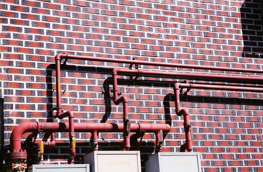Ventilationsrør på murstensfacade