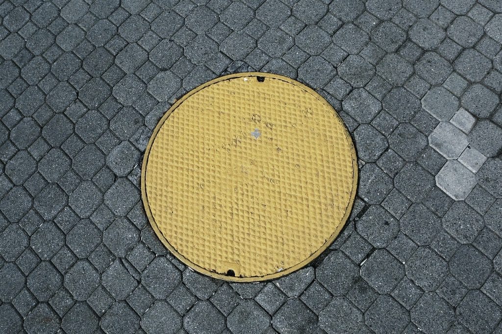 Kloakdæksel i belægning
